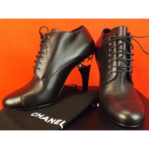 NIB CHANEL BLACK LEATHER LUCITE PEARL HEEL LACE UP G30455 ANKLE BOOTS 37 $1675 - Picture 8 of 12